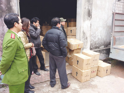 Cơ quan chức năng kiểm tra hàng lậu, hàng kém chất lượng ngày 9-1 tại Hà Nội. Ảnh: Nguyễn Tú