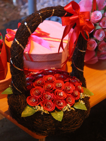 Không kém sinh sắc như những lẳng hoa thực