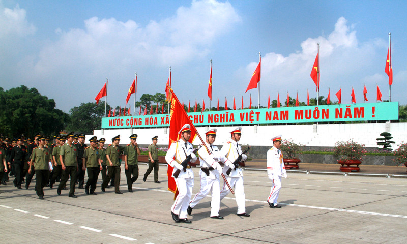 Đoàn Đại biểu tiến vào quảng trường Ba Đình tham dự lễ Báo công dâng Bác