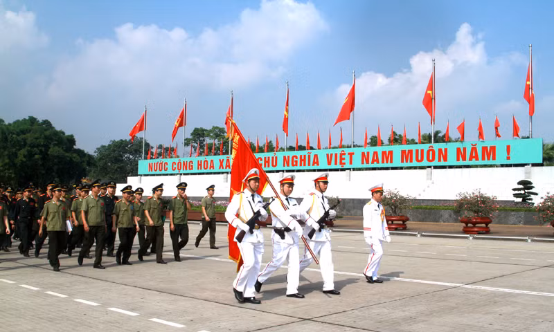 Đoàn Đại biểu tiến vào quảng trường Ba Đình tham dự lễ Báo công dâng Bác