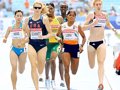 Trương Thanh Hằng (bìa trái) dự giải vô địch thế giới điền kinh 2011. Năm 2012, cô chỉ dự thêm 1 giải tại Thái Lan