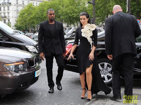 Ngay từ khi bước xuống xe, Kim đã gây chú ý khi diện một chiếc váy đen-trắng rất lạ mắt