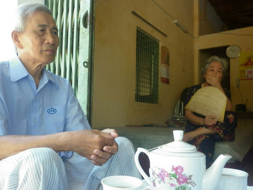 Vợ chồng ông Lê Đình Sanh lo lắng không biết hiện con, cháu ở đâu. Vợ chồng ông Lê Đình Sanh lo lắng không biết hiện con, cháu ở đâu