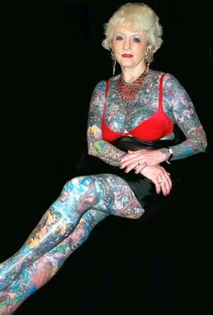 Cơ thể bà Isobel Varley đầy hình xăm. Cơ thể bà Isobel Varley đầy hình xăm