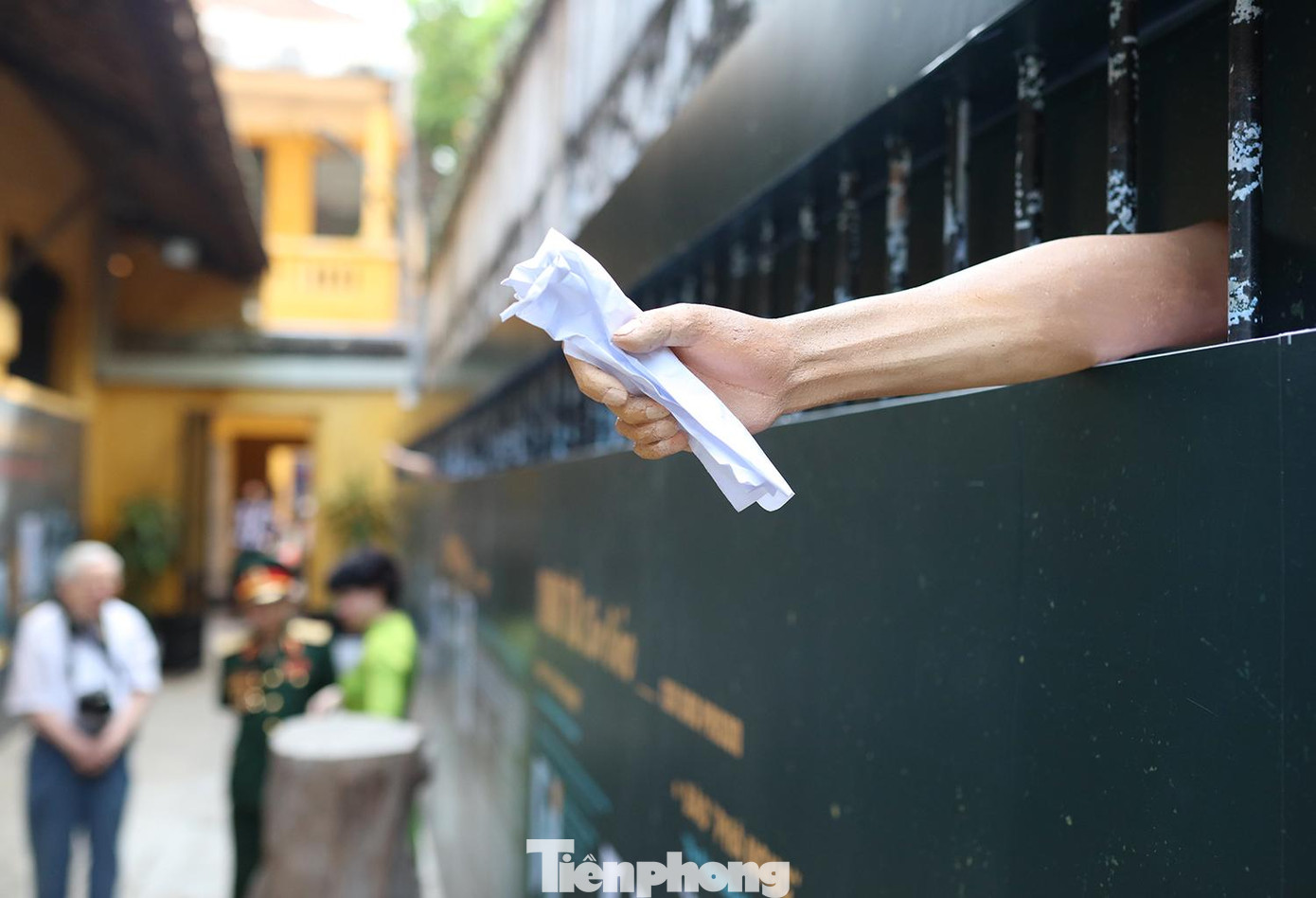 Phía bên trong trưng bày được triển khai với phong cách collage (cắt dán) kết hợp font retro (phông chữ cổ điển), cùng các kết cấu khối hộp được tận dụng linh hoạt kết hợp với kĩ thuật khoét rỗng, chữ nổi và hệ thống song sắt, xen kẽ trong tổng thể là các chi tiết tạo hình.