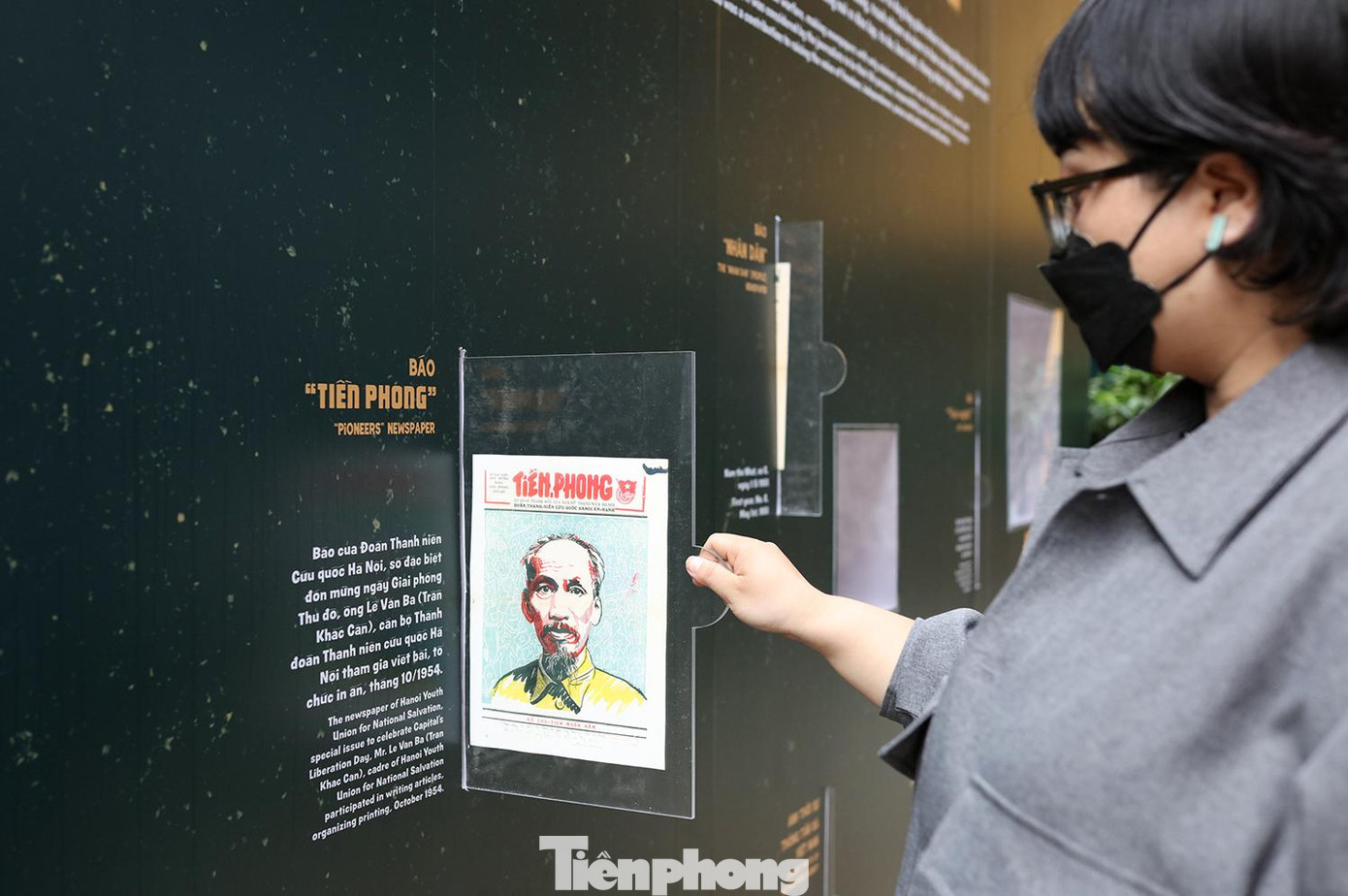 Một số dấu ấn lịch sử quan trọng trên chặng đường 97 năm hình thành và phát triển của báo chí cách mạng Việt Nam được thể hiện theo hình thức timeline (dòng thời gian) kết hợp với phong cách collage (cắt dán). Trong ảnh là bìa báo Tiền Phong - báo của Đoàn Thanh Niên cứu quốc Hà Nội, số đặc biệt đón mừng ngày Giải phóng Thủ đô.