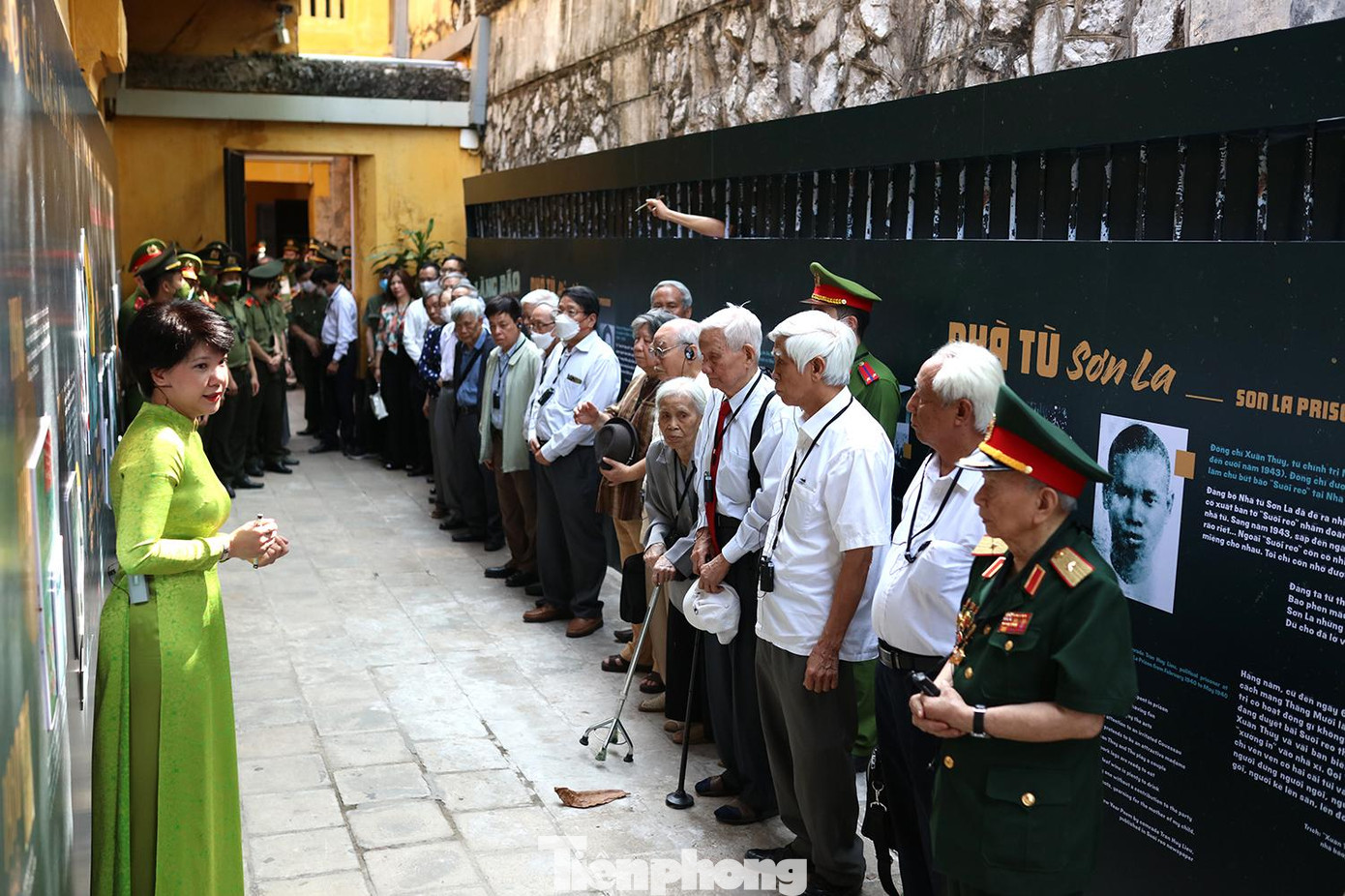 Không gian trưng bày được thể hiện với điểm nhấn hai màu chủ đạo: xanh và vàng, trong đó nổi bật lên hình tượng Chủ tịch Hồ Chí Minh với sự nghiệp làm báo cách mạng phong phú, cùng những lời dạy của Người đã trở thành “kim chỉ nam” cho các nhà báo, phóng viên noi theo, học tập.