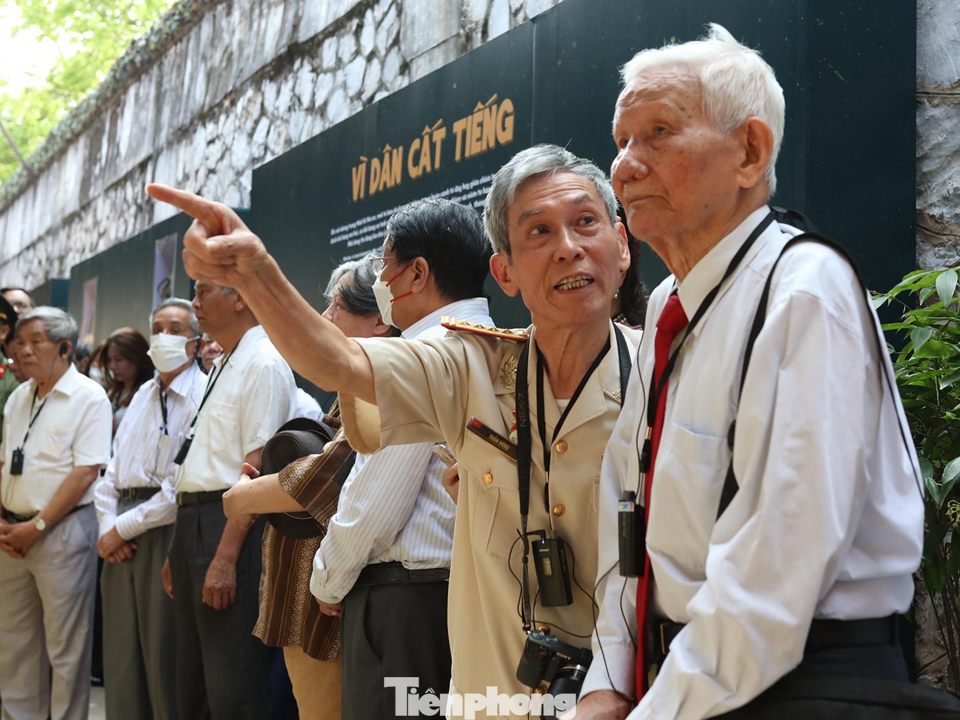 Nhà báo Trần Hồng cùng các nhân chứng lịch sử trò chuyện tại không gian trưng bày