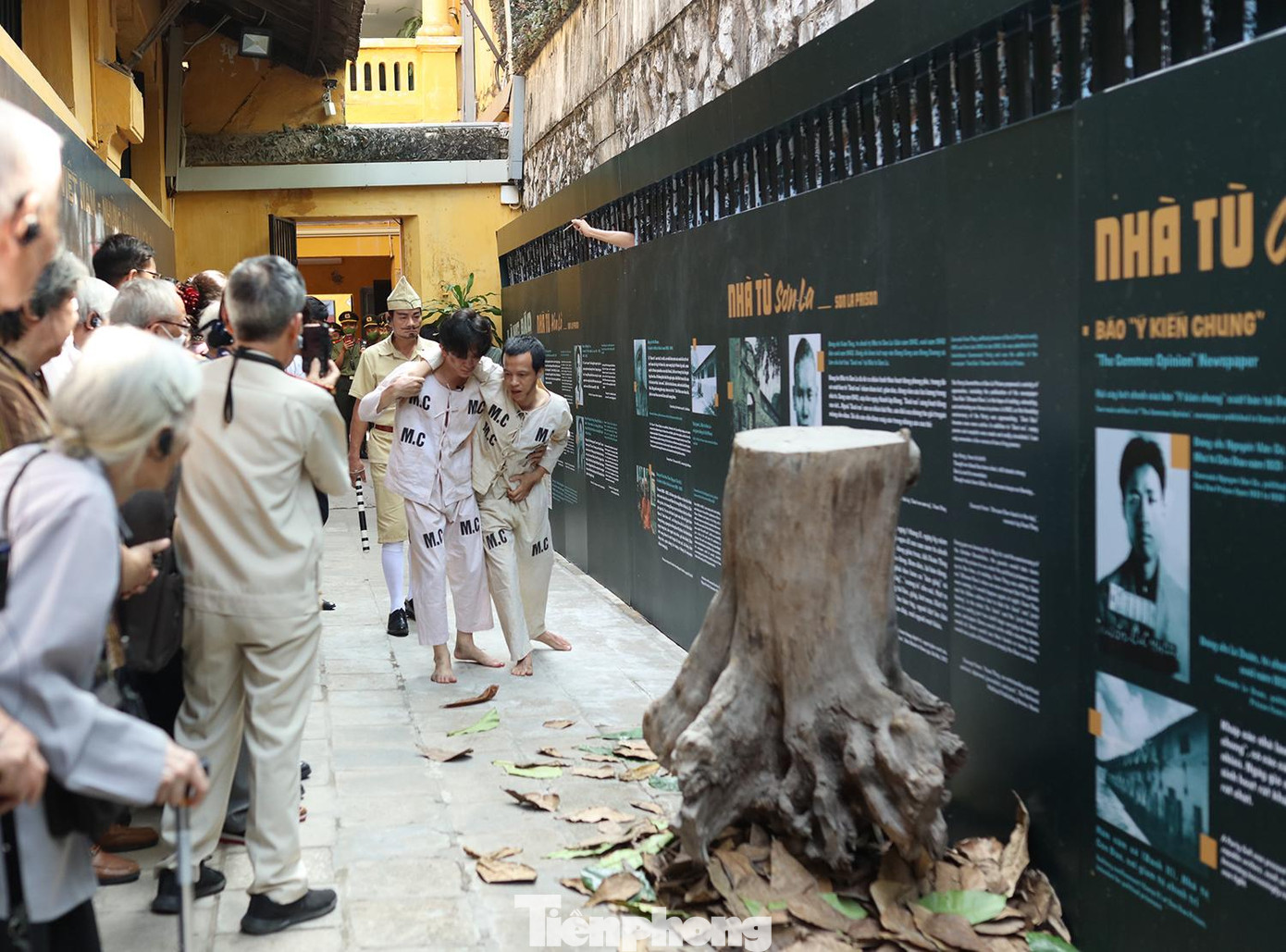 Hoạt cảnh tái hiện quá trình xuất bản và phát hành những tờ báo đặc biệt sau song sắt tại Nhà tù Hỏa Lò.