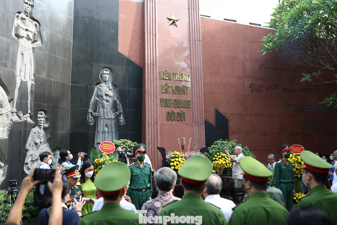 Các đại biểu dâng hương trước giờ khai mạc khu trưng bày.