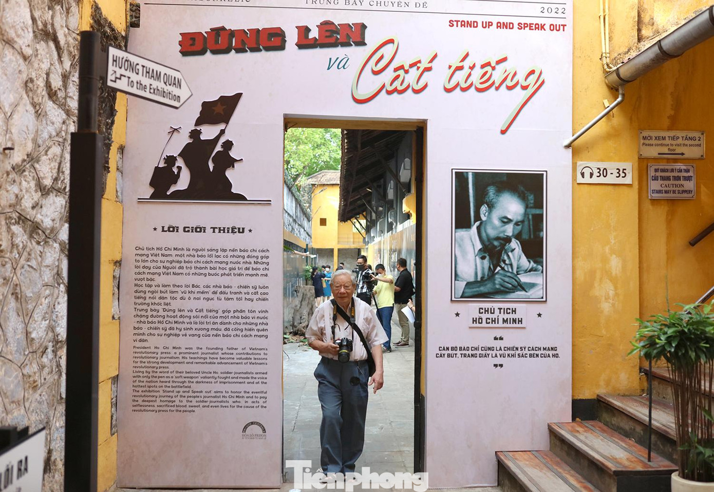 Cổng chính của khu trưng bày "Đứng lên và Cất tiếng" được thiết kế như một trang bìa tờ báo giấy, điểm lại những tin tức nóng bỏng từ chiến trường ác liệt hay nơi ngục tù tăm tối.