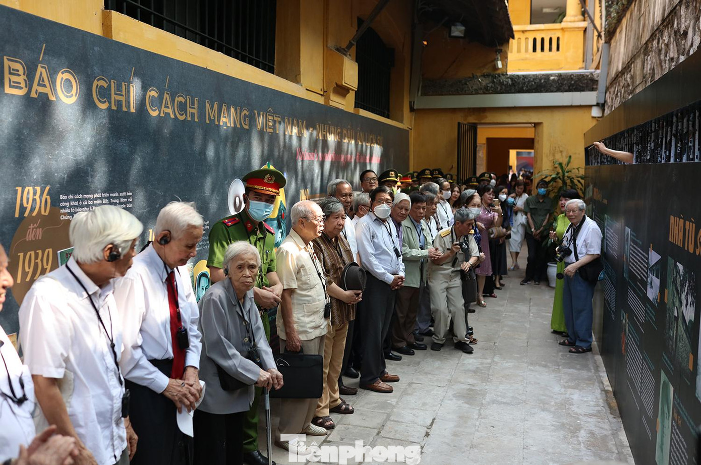 Nhiều nhà báo chiến trường năm xưa cũng có mặt tại trưng bày "Đứng lên và Cất tiếng": Nhiếp ảnh gia Chu Chí Thành; nhà báo Trần Hồng; nhà báo Trịnh Hải; đại diện gia đình nhà báo liệt sỹ Lương Nghĩa Dũng, nhà báo chiến trường Chu Quang Tuấn...