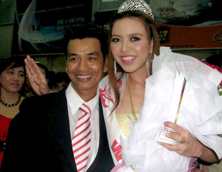 "Nữ hoàng sắc đẹp" bên bạn trai cũ. "Nữ hoàng sắc đẹp" bên bạn trai cũ.