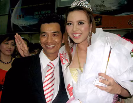 "Nữ hoàng sắc đẹp" bên bạn trai cũ. "Nữ hoàng sắc đẹp" bên bạn trai cũ.