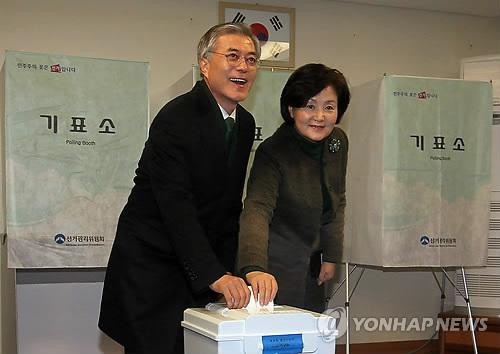 Ông Moon Jae In cùng vợ bỏ phiếu vào thùng phiếu 