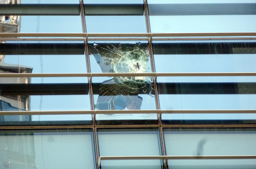 Khu vực cháy bị vỡ kính. Ảnh: An Nhơn