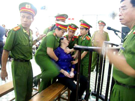 Bị cáo Liễu ngất tại tòa. Bị cáo Liễu ngất tại tòa