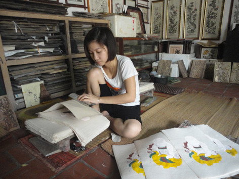 Cháu nghệ nhân Nguyễn Hữu Sam làm tranh Đông Hồ. Ảnh: Kiến Nghĩa