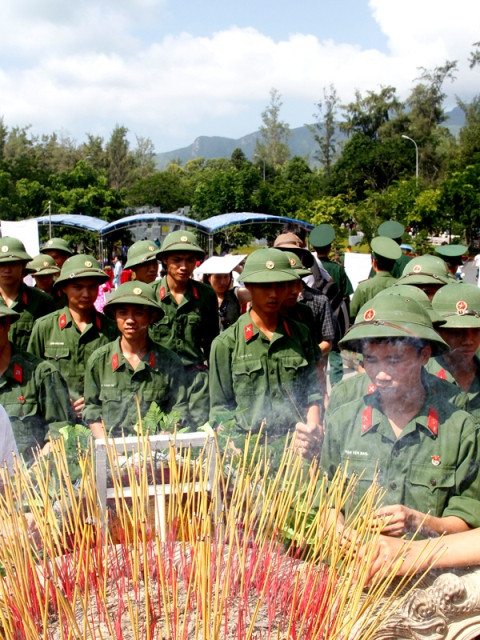 Các đại biểu thắp hương tưởng niệm