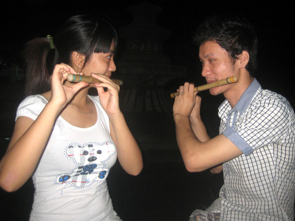 Thổi sáo và giao lưu kết bạn. Ảnh: D.N