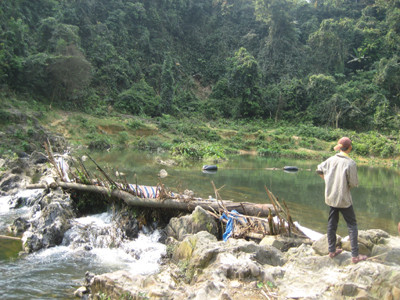 Lâm tặc đắp đập, chờ nước lên chuyển gỗ. Ảnh: N.P.C. Lâm tặc đắp đập, chờ nước lên chuyển gỗ Ảnh: N.P.C