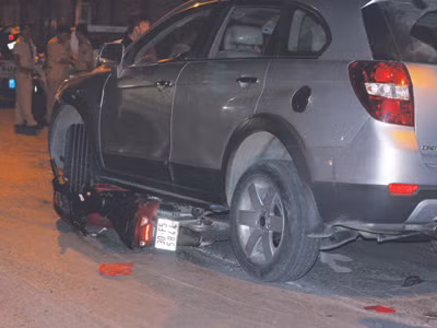 Xe điên bị giữ lại tại ngã tư Lê Duẩn - Khâm Thiên