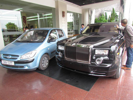 Rolls-Royce Phantom rồng về Hà Tĩnh trước sự ngỡ ngàng của người dân