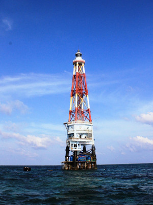 Trạm đèn Đá Lát nằm cách biệt giữa biển trời Trường Sa. Ảnh: Nguyễn Huy. Trạm đèn Đá Lát nằm cách biệt giữa biển trời Trường Sa. Ảnh: Nguyễn Huy