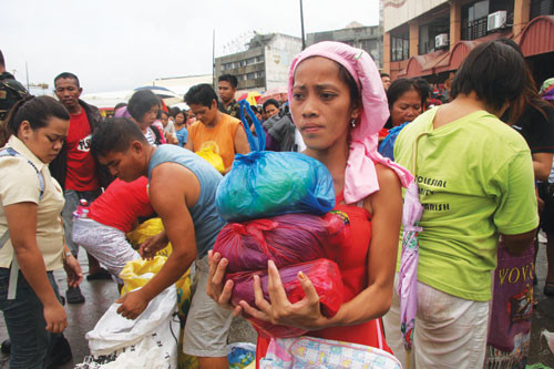 Nhiều người đang trông chờ thực phẩm - Ảnh: Đỗ Hùng