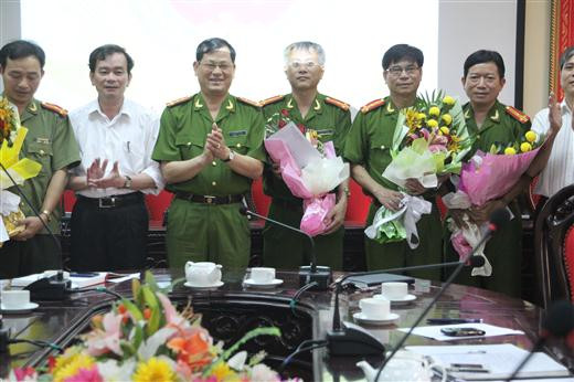 Lãnh đạo Thành ủy Vinh cùng Đại tá Nguyễn Hữu Cầu - Phó Giám đốc CA tỉnh trao thưởng cho Ban Chuyên án 