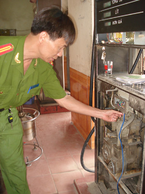 Phát hiện chíp điện tử gắn trong máy bơm xăng