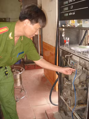 Phát hiện chíp điện tử gắn trong máy bơm xăng. Phát hiện chíp điện tử gắn trong máy bơm xăng