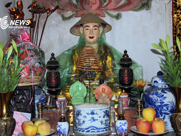 Trụ trì Thích Tâm Kiên mô phỏng cảnh tượng Phật đội nón, mặc áo mưa những hôm mưa lớn. Trụ trì Thích Tâm Kiên mô phỏng cảnh tượng Phật đội nón, mặc áo mưa những hôm mưa lớn