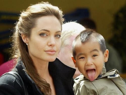 Angelina Jolie và cậu con nuôi người Campuchia