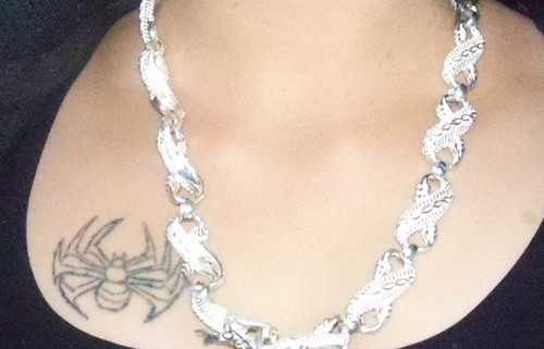 Trên cổ L. có xăm hình con nhện