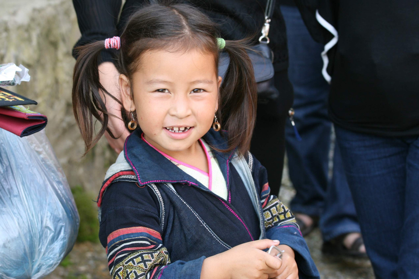 Nụ cười ngây thơ bên chân núi