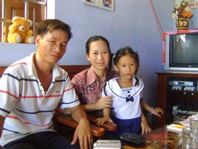 Gia đình hạnh phúc của cô giáo Nhung. Ảnh: Lan Anh