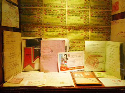 Tem phiếu cùng những bức thư ố vàng là kỉ vật của một thời mãi nhớ. ảnh: Kim ANh