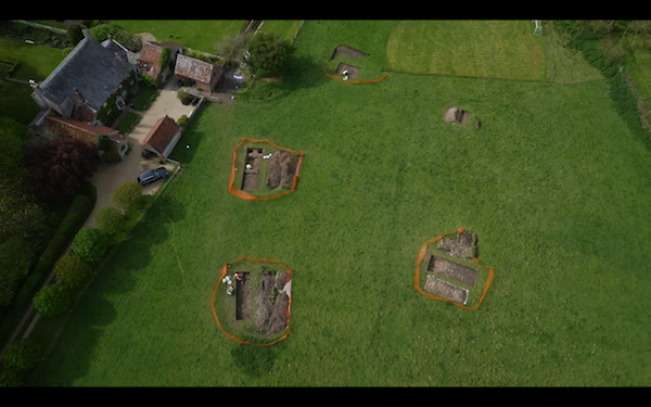 Đào vườn phát hiện biệt thự nghìn năm chứa kho báu ảnh 1