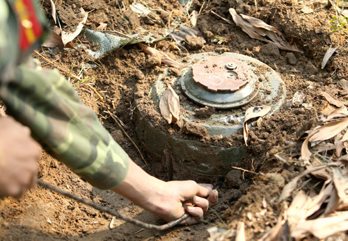 Thuốn được bẻ cong để xác định độ sâu của mìn, các thao tác được thực hiện rất thận trọng
