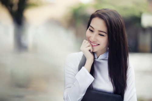 Cô trang điểm nhẹ nhàng, để tóc xõa dài suôn mượt