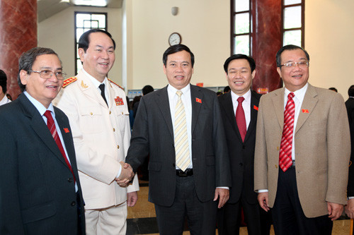 Các đại biểu trao đổi bên hành lang kì họp Quốc hội