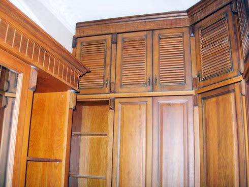 Tủ gỗ âm tường trong các phòng ngủ đã được chủ nhân lắp đặt trước khi sang Mỹ định cư