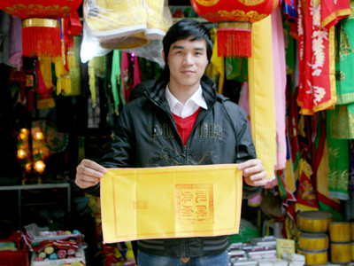 Về Nam Định người dân dễ dàng mua hàng trăm tờ ấn với giá 50.000 đồng/tờ