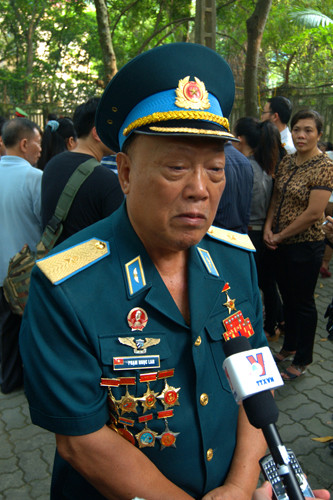 Thiếu tướng Không Quân Phạm Ngọc Lan chia sẻ với báo chí những kỉ niệm của mình với Đại Tướng Võ Nguyên Giáp. Ông chia sẻ: Sau khi bắn hạ máy bay Mĩ và hạ cánh, Đại Tướng đã tới tận máy bay và chúc mừng chúng tôi. Bác dặn luôn : Ta còn phải tiếp tục đánh giặc Mĩ nhiều hơn nữa, các em các cháu phải biết giữ gìn lực lượng của mình để chiến đấu lâu dài