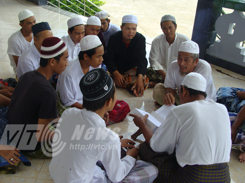 Đàn ông Chà ở Châu Giang mặc váy để học kinh . Đàn ông Chà ở Châu Giang mặc váy để học kinh