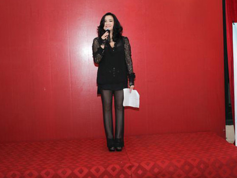 Thanh Lam chọn một bộ đầm đen cá tính - màu ưa thích của cô với 2 ống quần mỏng tang