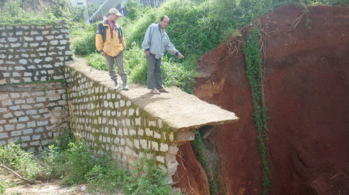 Sạt lở đất tạo thành hố sâu 12-15m, chiều rộng có nơi tới 30m, kéo dài trên 100m - Ảnh: Tây Nguyên. Sạt lở đất tạo thành hố sâu 12-15m, chiều rộng có nơi tới 30m, kéo dài trên 100m - Ảnh: Tây Nguyên