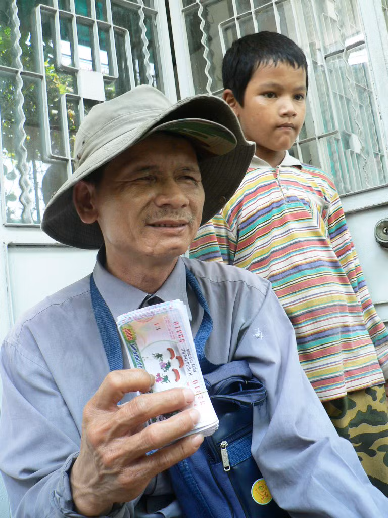 Ba mùa hè qua, em Kiệt rong ruổi cùng cha mù ly hương, mưu sinh. Ba mùa hè qua, em Kiệt rong ruổi cùng cha mù ly hương, mưu sinh