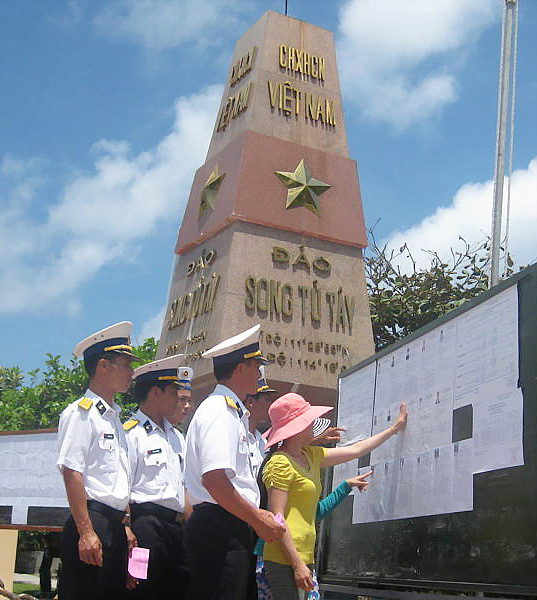  Cử tri xã Song Tử Tây xem lại tiểu sử ứng cử viên trước khi viết phiếu bầu